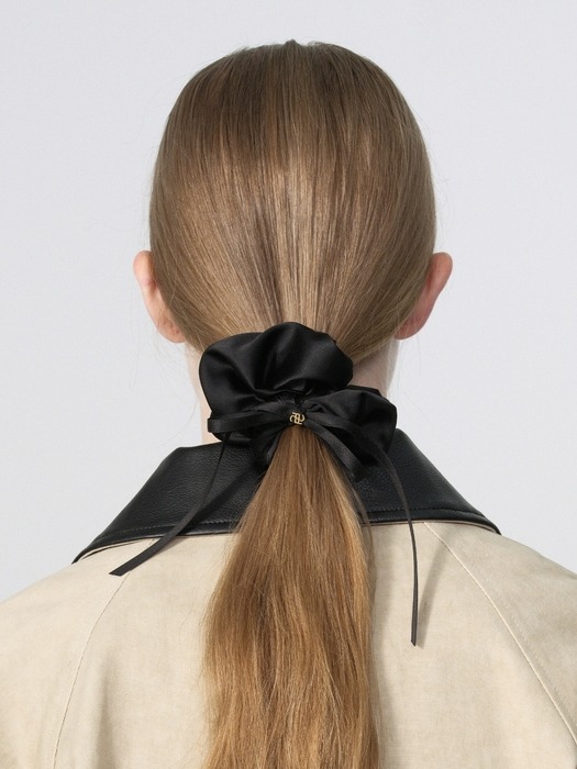 ribbon charm scrunchie (satin) - black (M)