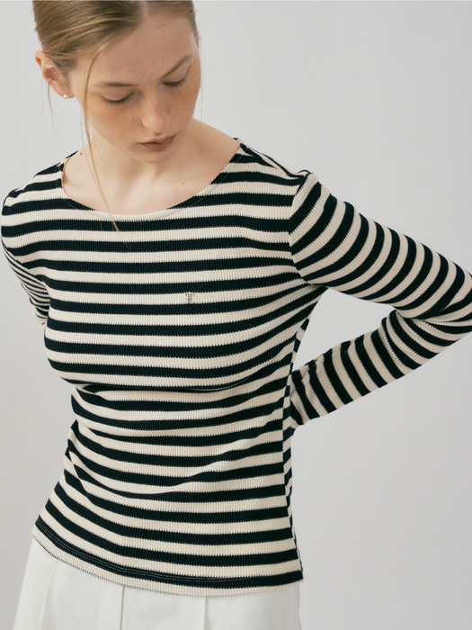 BOAT NECK STRIPE SLEEVE T-SHIRT IN IVORY BLACK