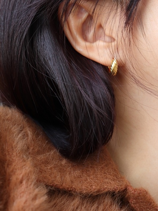 Shell one-touch earring