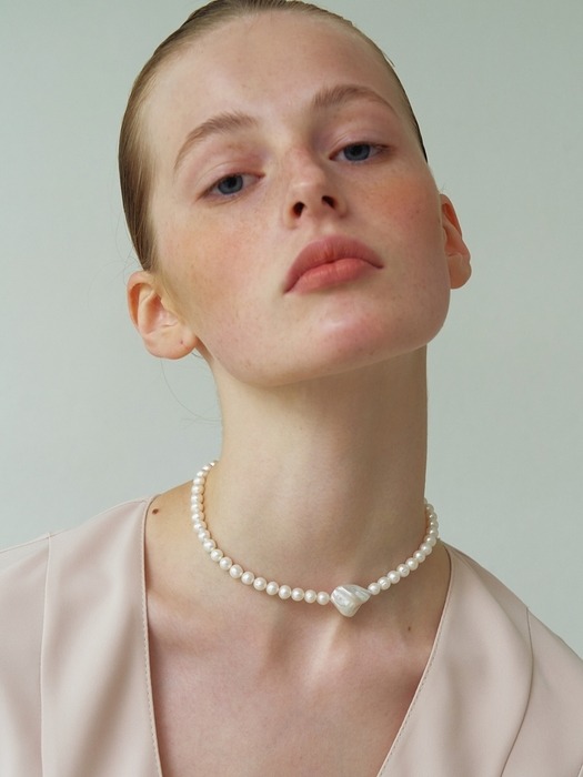 One Wiggly Pearl Choker