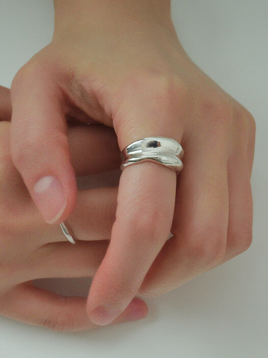 Middle pleats ring