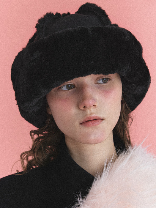 FUR TOQUE HAT IN SUEDE BLACK