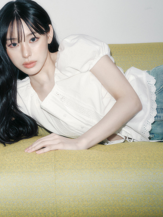 레이브 Lace Square Neck Blouse in White VW5MB123-01