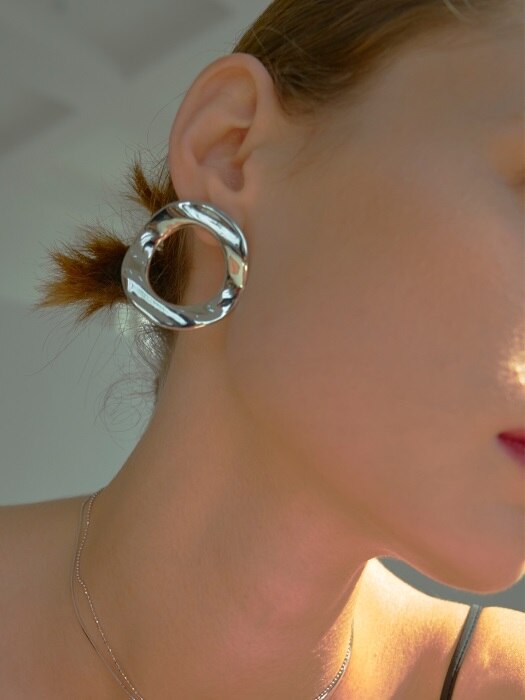 Unbalance Round Button Earrings_Silver