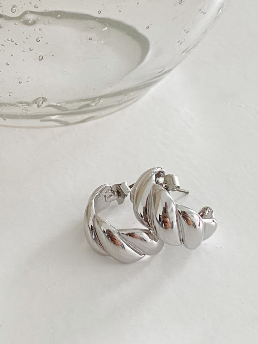 croissant earring silver
