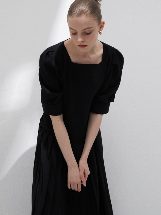 Square neck pleated dress - Black