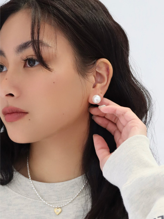 Essential pearl earring