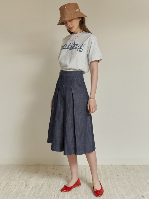 A TUCK DENIM FLARE SKIRT