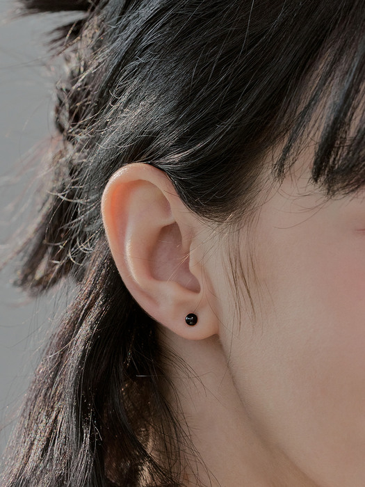 ONYX BALL EARRING