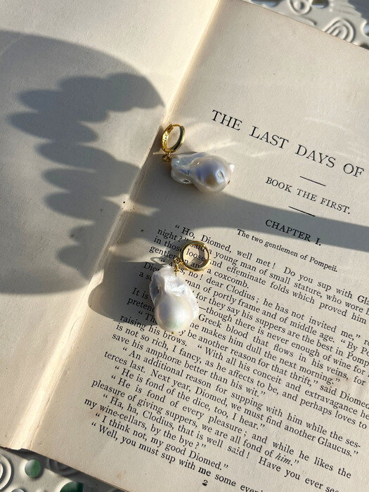 Sera Baroque Pearl Earrings