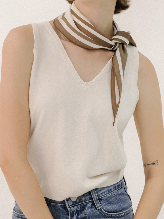 Pearl button v-neck cashmere knit sleeveless