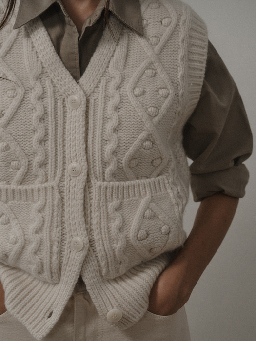 MOUNTAIN CABLE KNIT VEST_CREAM