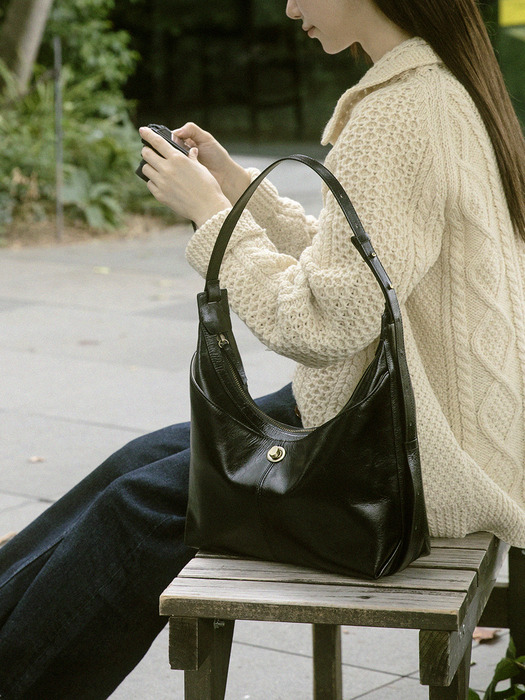 [단독]Madeleine bag_Crack Black