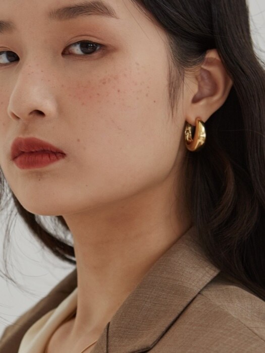 Chunky circle gold earring