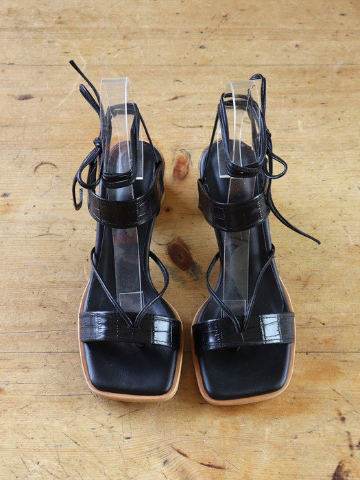 wood heel flip flops black