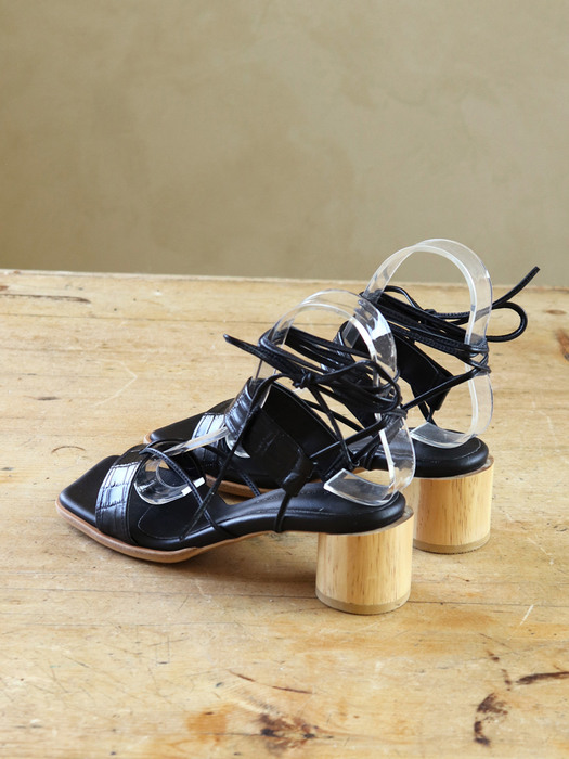 wood heel flip flops black
