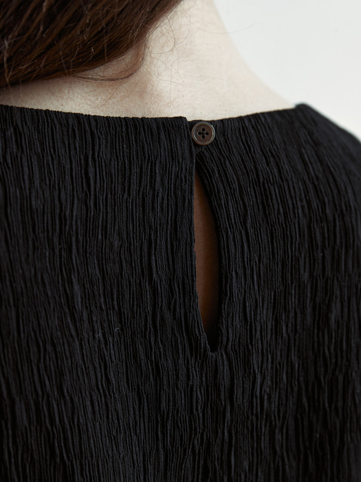 Pleats round half blouse [BLACK]