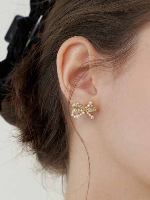 half pearl ribbon earring
