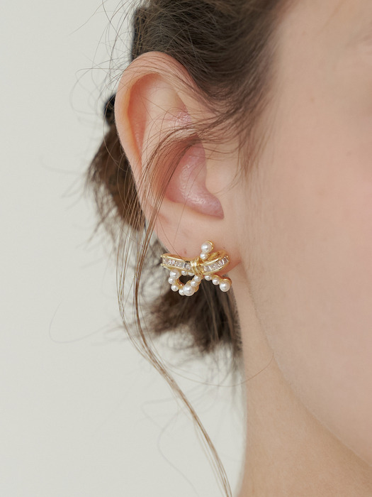 half pearl ribbon earring