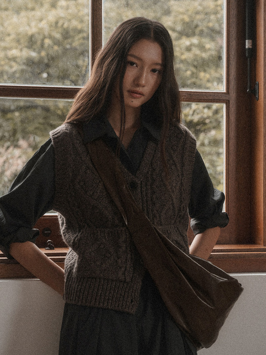 MOUNTAIN CABLE KNIT VEST_BROWN