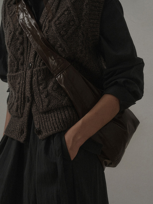 MOUNTAIN CABLE KNIT VEST_BROWN