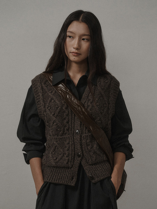 MOUNTAIN CABLE KNIT VEST_BROWN