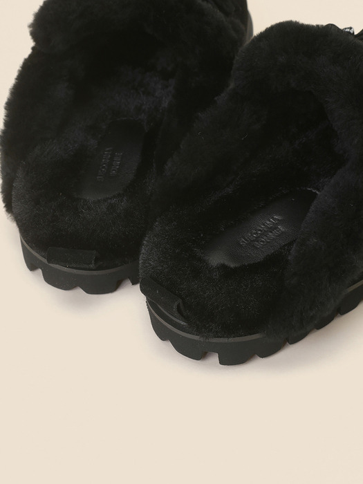 Fur flower mule(black)_DG2CW24701BLK