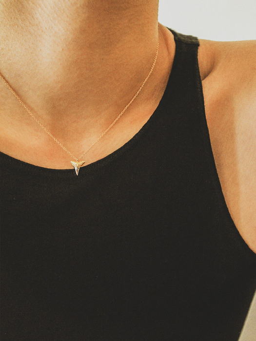 Canine tooth necklace