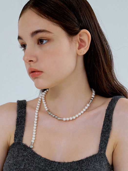 bold swa pearl tail necklace