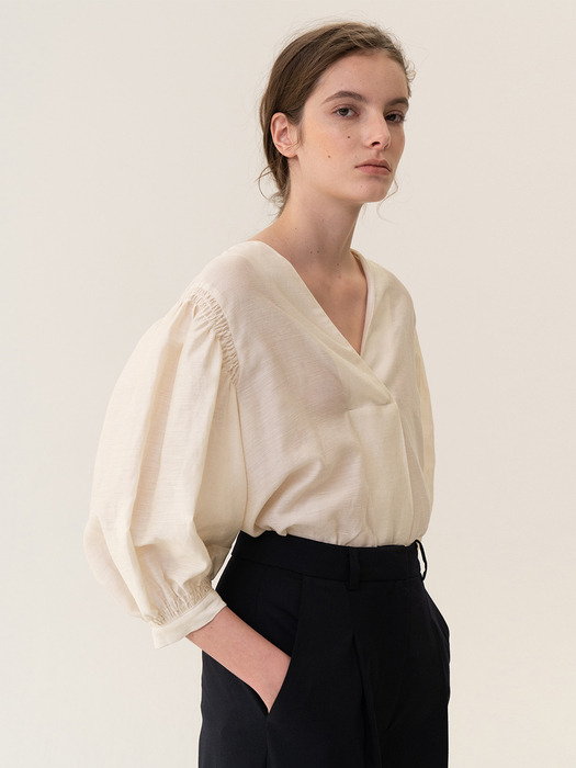 [ESSENTIAL] Balloon Blouse Cream