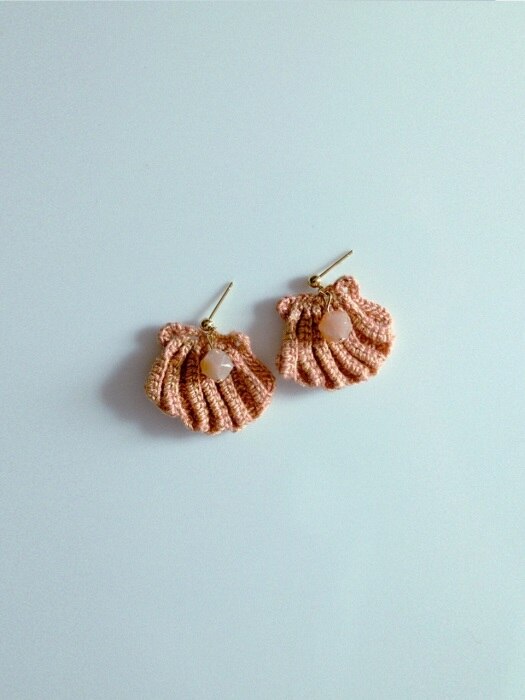 clam motive gemstone knit earring