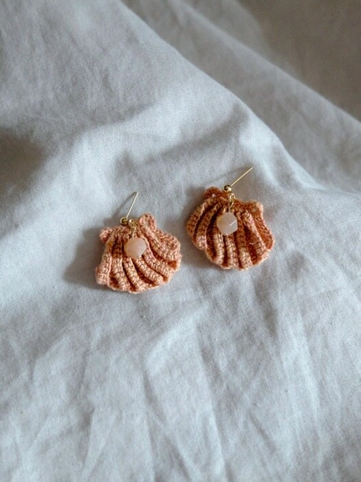 clam motive gemstone knit earring