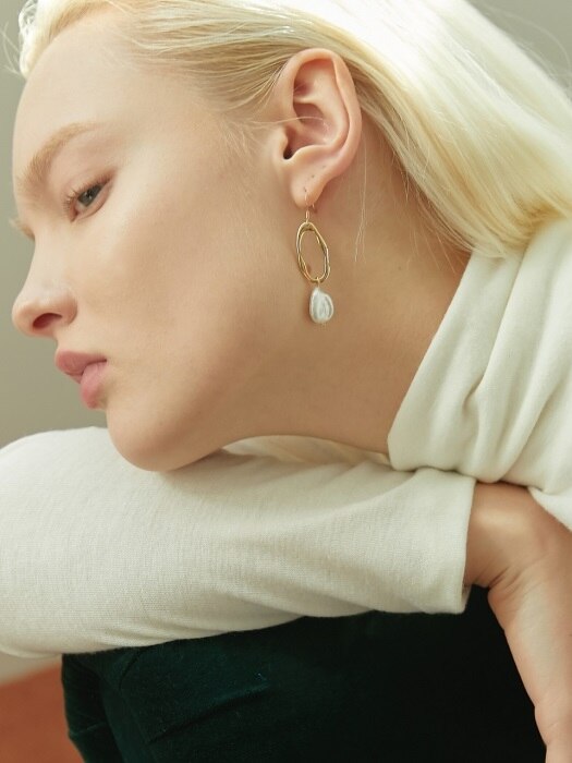 Wave & Pearl D Earring