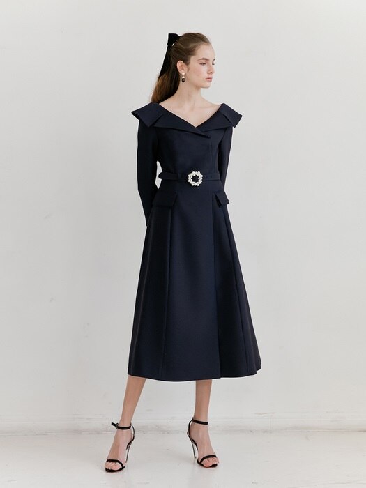 [미전시]BELITA Wide v-neck notched collar detail dress with pearl belt (Deep Navy)