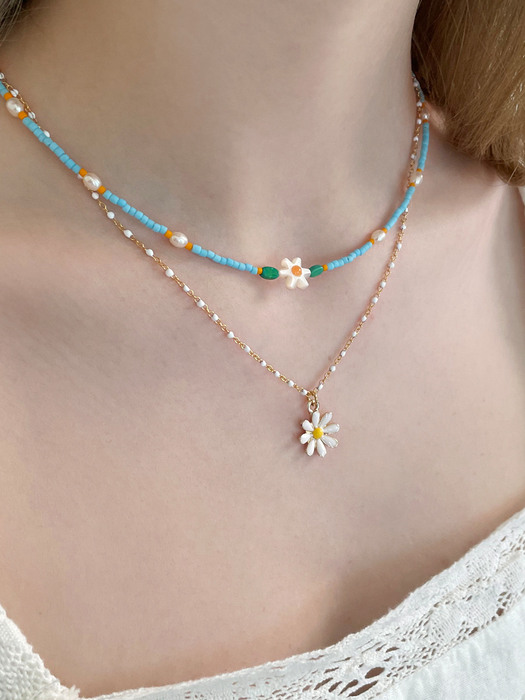 white dot daisy necklace