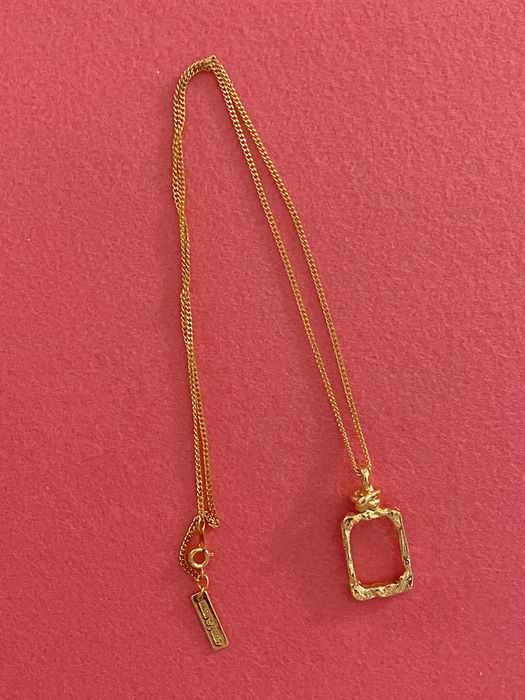 Windy square necklace gold
