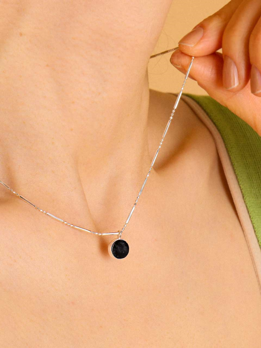 Modern Round Onyx Pendant Silver Necklace In212 [Silver]