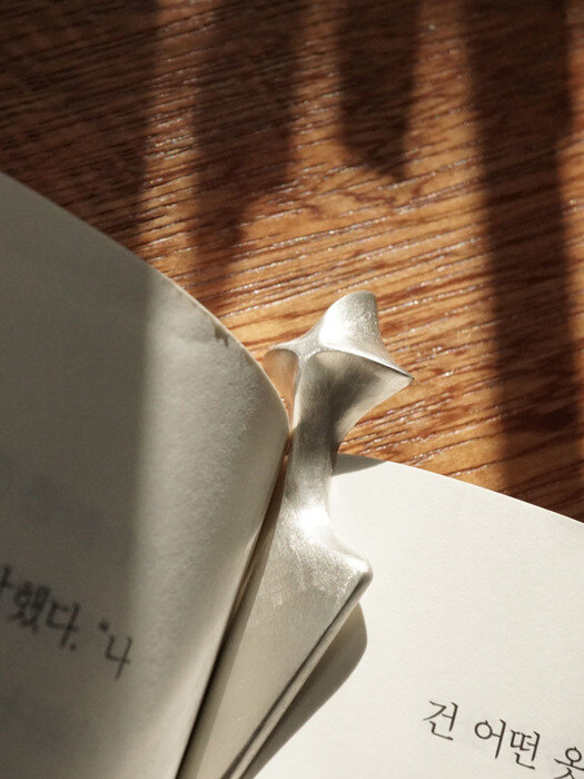 pointed bookmark