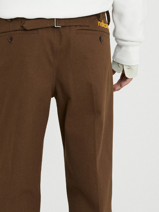 ONE-TUCK CINCH BACK PANTS BROWN