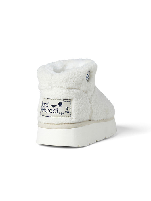 BOUCLE UGG BOOTS_WHITE