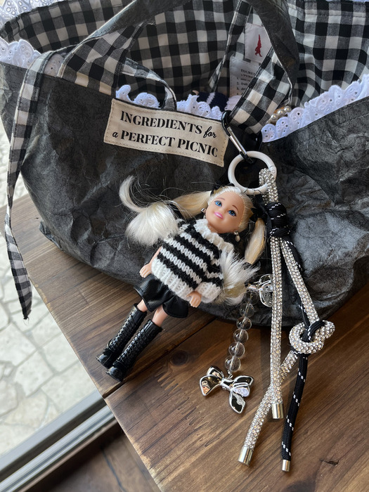 Beautiful doll keychain_black