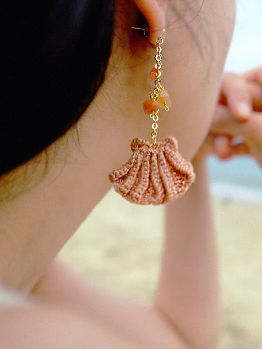 clam motive gemstone `drop` knit earring