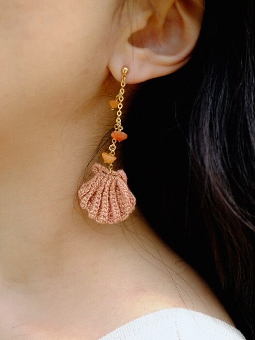 clam motive gemstone `drop` knit earring