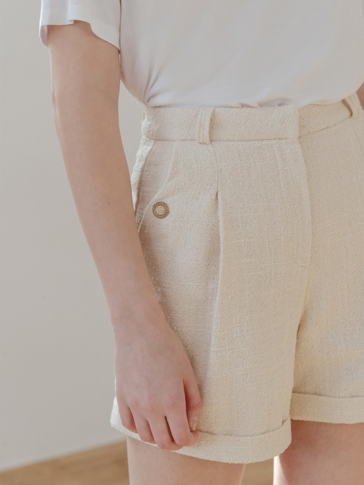 Tweed pleated turn up short in ivory