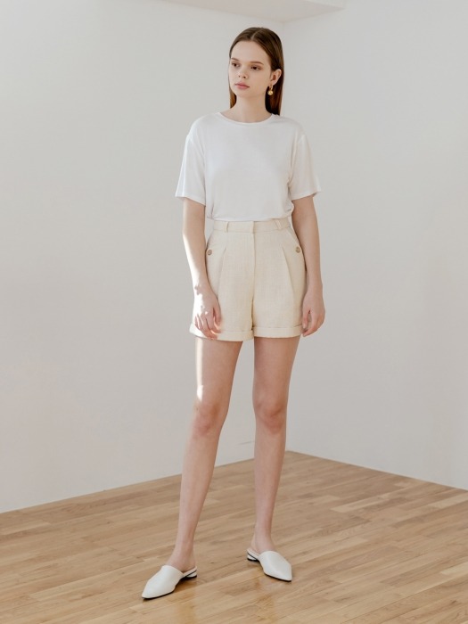 Tweed pleated turn up short in ivory