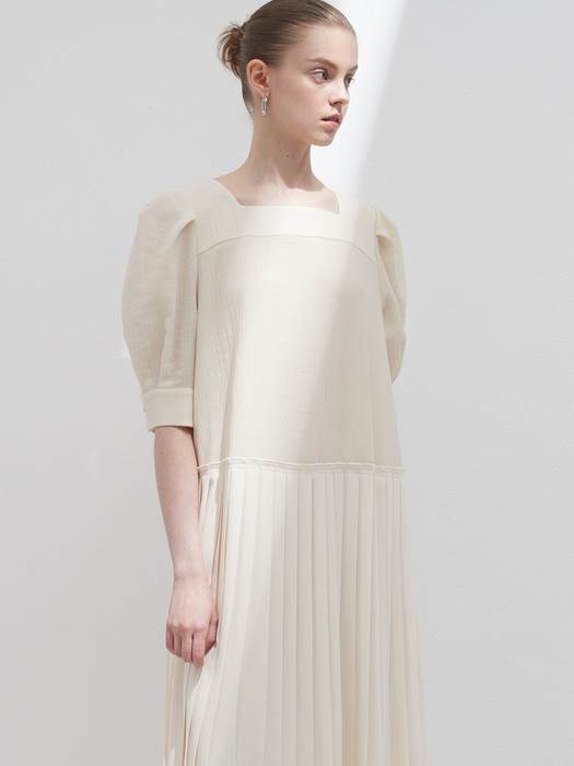 Square neck pleated dress - Cream