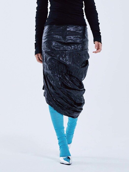 Curved gathered leather skirt (black)