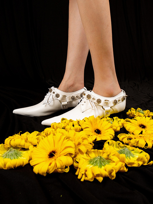 Extreme sharp toe flower derbys | White