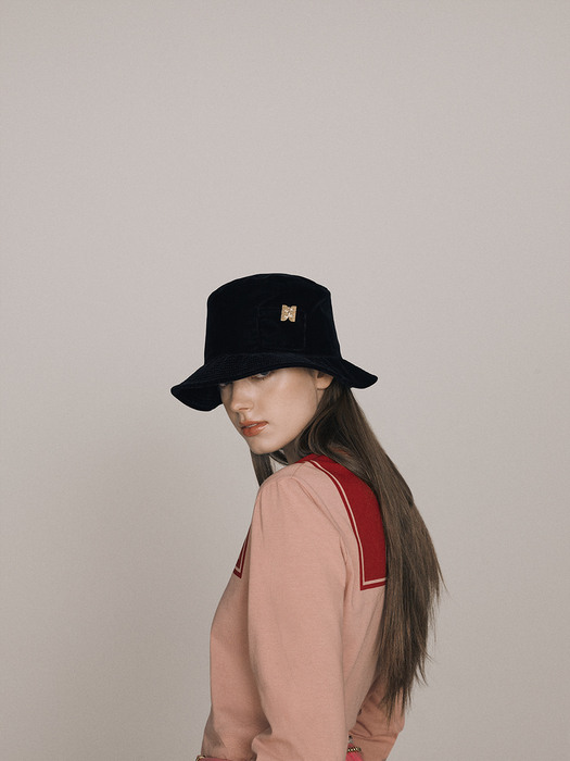 [EXCLUSIVE] Velvet Bucket Hat with Gold EENK Logo Clip - Black