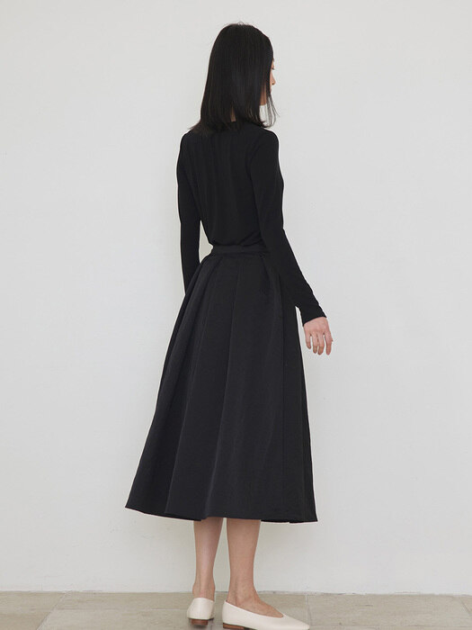 Moist black full skirt
